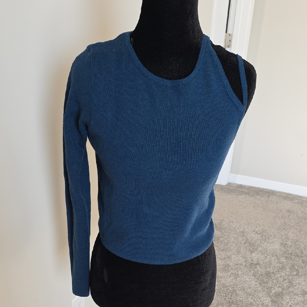Chic Off-the-Shoulder Blue Sweater